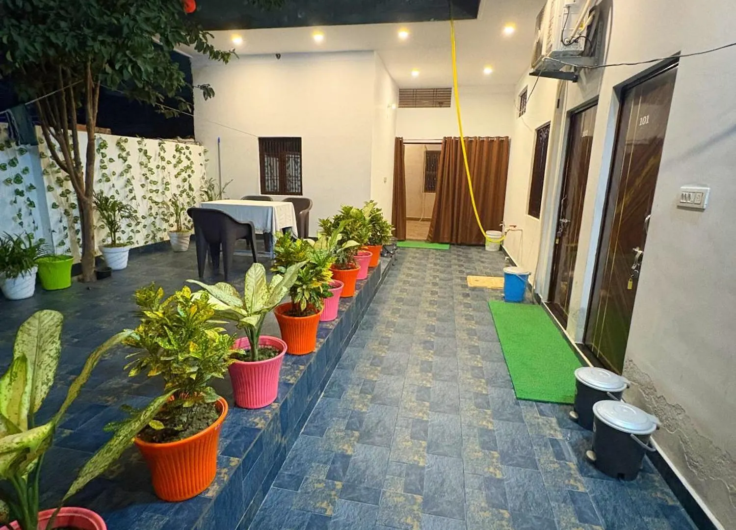 Sumedha Galaxy Inn Varanasi Guest house